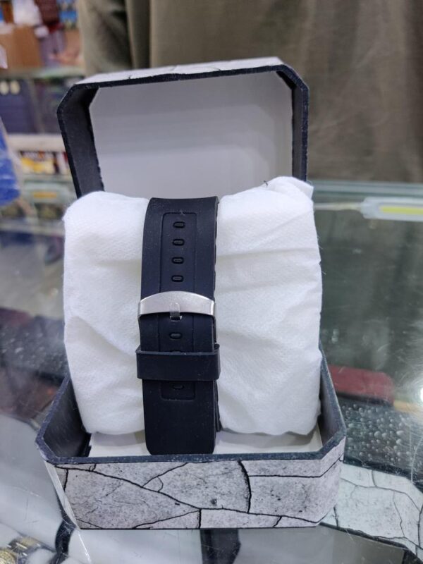Stylish Rubber Strap Round Watch