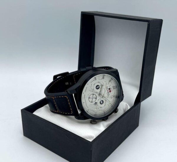 Men Metal Round Case Quartz Watch