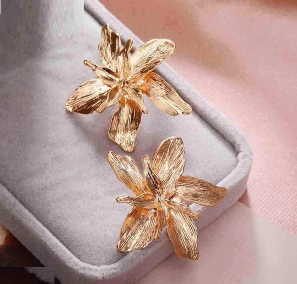 Elegant Flower Style Alloy Earrings